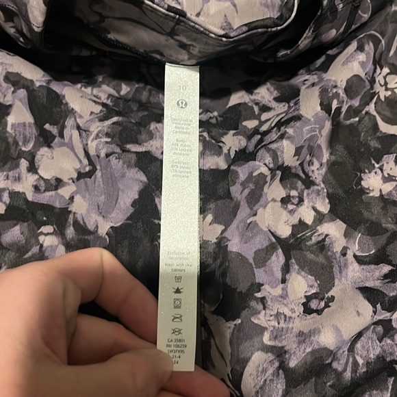 Lululemon Luxtreme Running 1/2 Zip (10) FINAL SALE - Picture 3 of 3